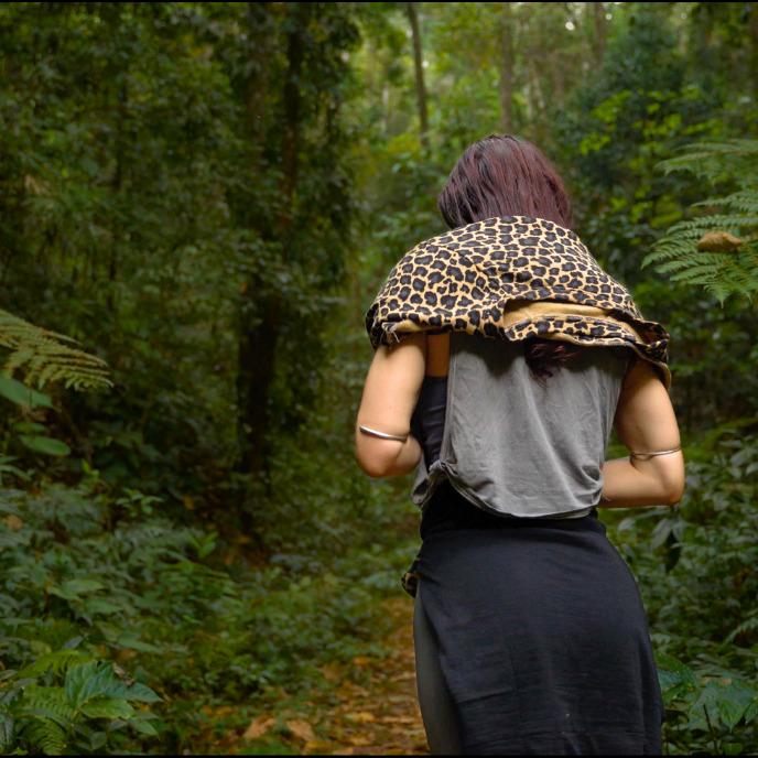 Leopard Sweatshirt in jungle
