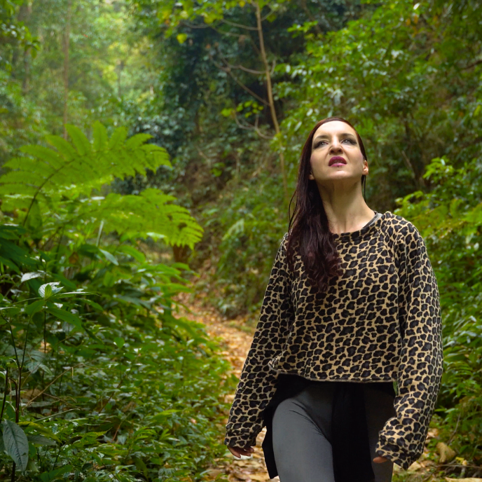 Leopard Sweatshirt in jungle
